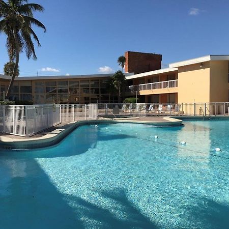 Sahara Beach Club Sunny Isles Beach Exterior photo